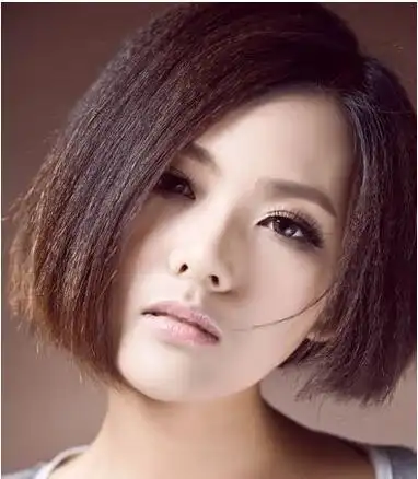 女生离子烫效果的短直发发型,发尾用剪刀剪了比较大方的直发发型,女生