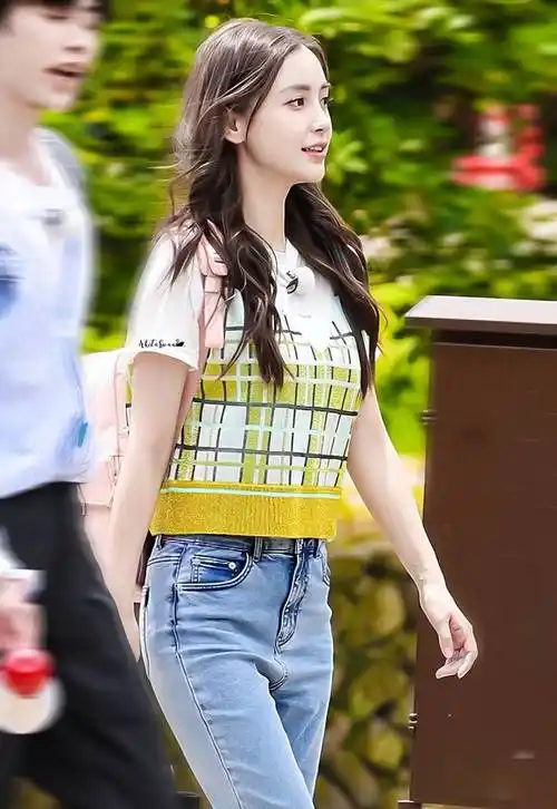 单身后的杨颖状态真不错,穿黑t搭背带裤时髦减龄,嫩回少女样