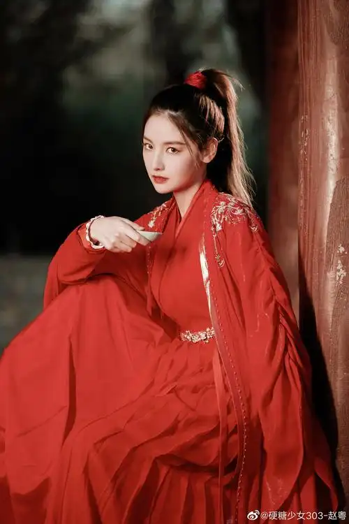 赵粤古装红衣束发造型写真抚剑斟酒鲜衣怒马