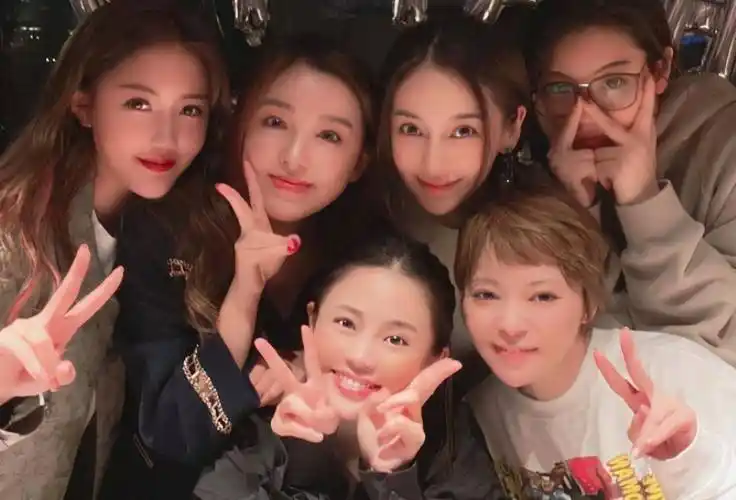 baby和闺蜜聚会,个个都打扮得花枝招展,把杨颖看的平平无奇_生活_朋友