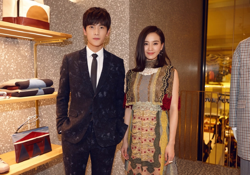 杨洋和宋茜合影,虽然两人很亲密的靠在一起,宋茜也笑得很开心,但是