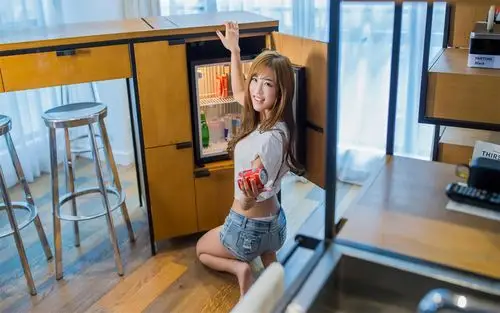 长腿性感美女高清桌面壁纸