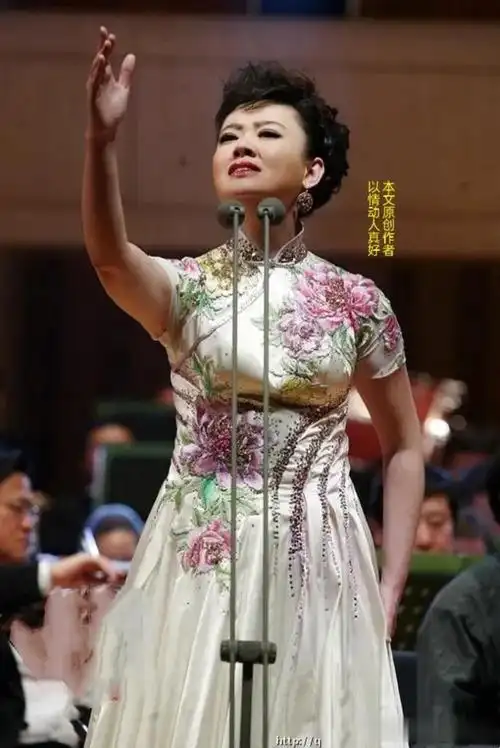 她9岁为电视剧唱主题歌12岁当央视主持人15岁在部队立3等功今怎样