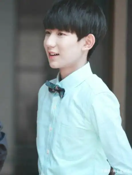 刚出道时的王源眉清目秀,笑容腼腆,满满的青春气息显露!