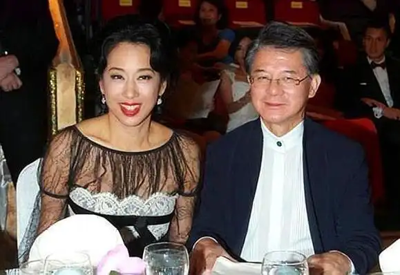 朱玲玲放弃罗康瑞财产力证婚变传闻秀恩爱没有回霍家大宅