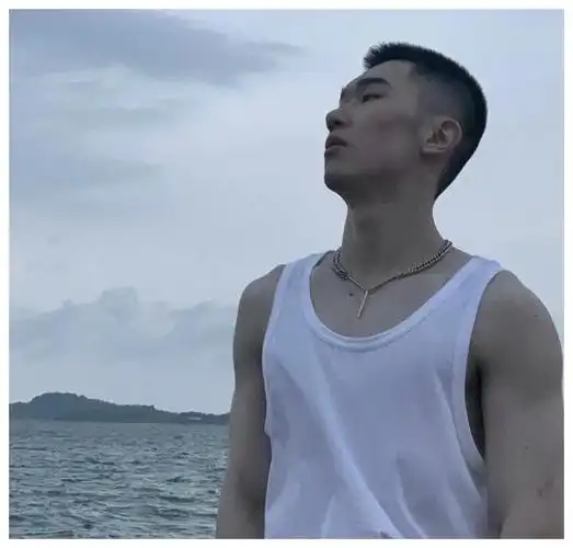 网吧偶遇寸头天菜果然男生留寸头最帅比