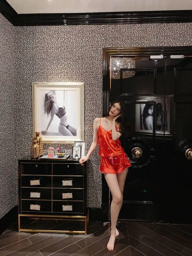 何穗秀逆天大长腿,长度几乎是上身的两倍!