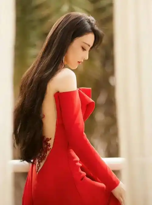 张馨予穿红裙黑丝秀美腿,新造型梦回婚前性感模样!