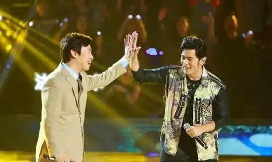 如今看来消失4年的费玉清如今67岁却走上了人生的另一条路