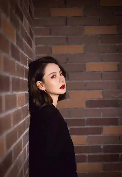 戚薇时尚图鉴来咯,穿黑色look有点帅,搭配短发更摩登_西装_风格_内容