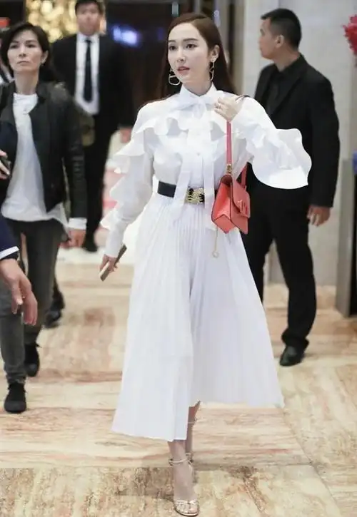 郑秀妍有成熟女人的韵味穿白裙优雅又知性配腰带显出腰身