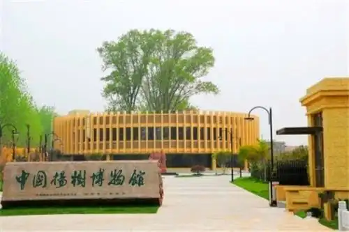 嶂山森林公园位于市北郊7公里处,西邻骆马湖,拥有60.