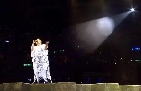 我想知道 陈奕迅duo2010演唱会这两个造型的衣服裤子有没有的买 在