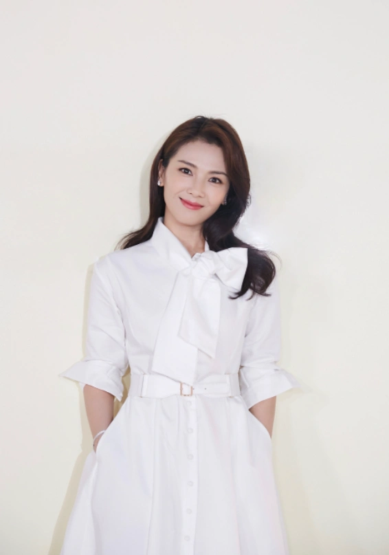 刘涛穿小白裙太美了一身纯白色衬衫裙亮相长发披肩温婉优雅