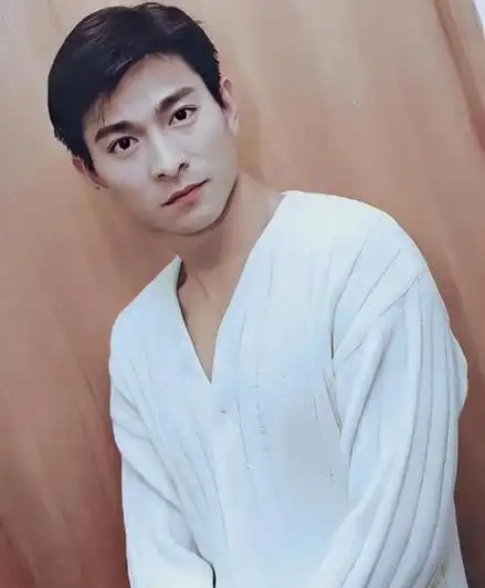 刘德华这位艺人并没有天生的音乐才能,而且他的歌声令人难以忍受.