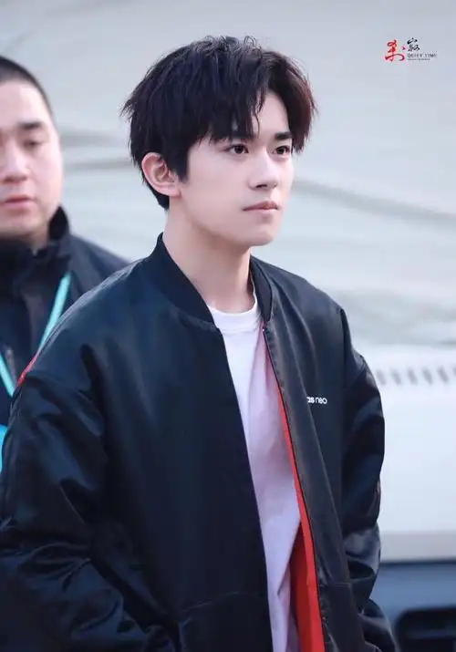 易烊千玺韩国下班路透,all black的中分少年好帅!这小表情亮了