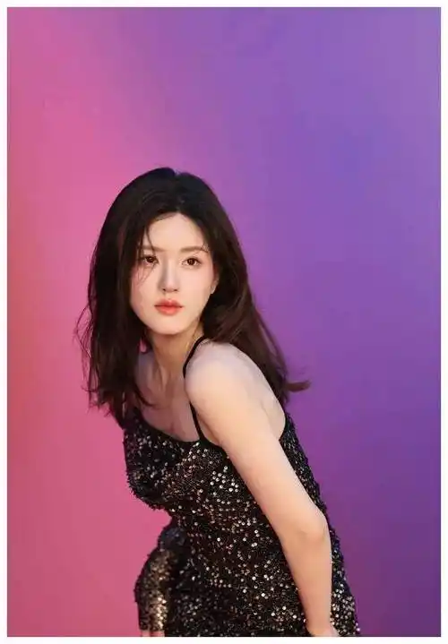 美女演员赵露思今日最新营业照揭晓甜美又时尚快来欣赏