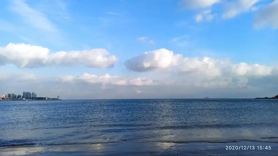 今日的青岛天气阳光明媚但比较冷中午下了瞬间雪花~~海边云美极了