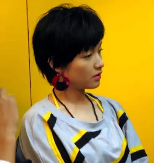 惊鸿一面mv中,许嵩书生气质,黄龄长发披肩,这次恋情实锤了?