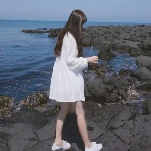 女生喝东西的头像_头像图片_扣扣乐园