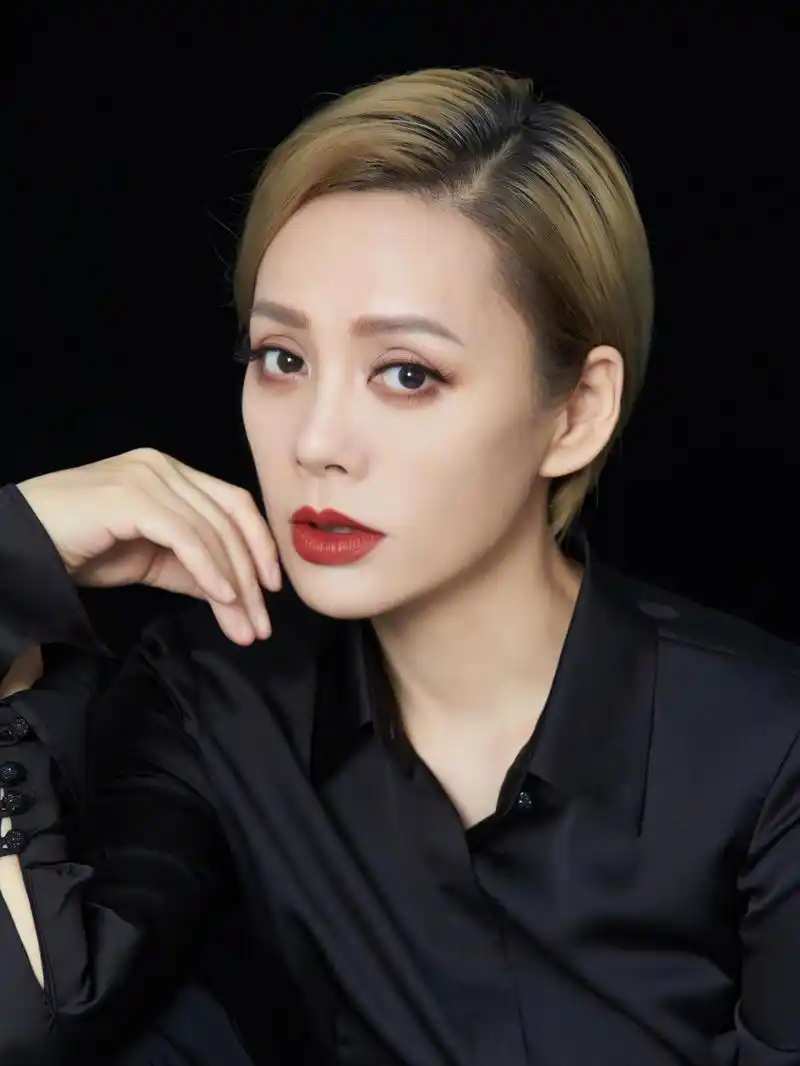 51岁的宁静现在混成了综艺咖,因为内娱没有合适的剧本给到50/60岁的女