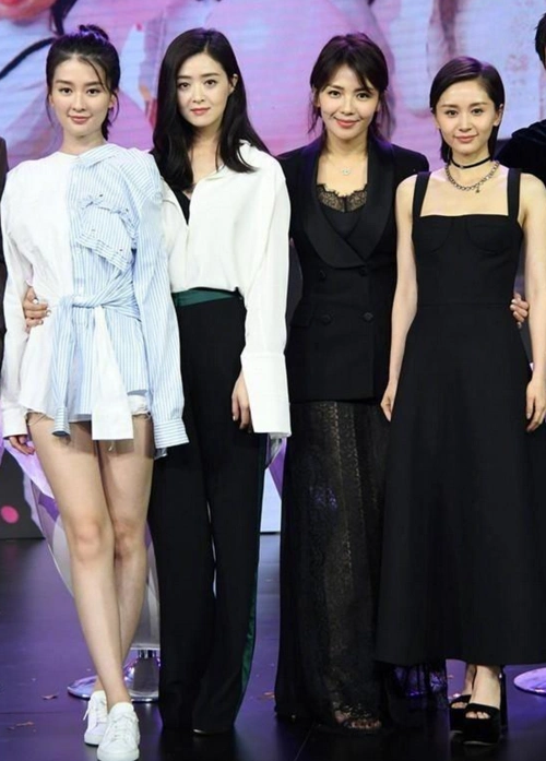 刘涛蒋勤勤同穿驼色风衣 一个气质炸裂一个韵味十足