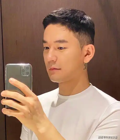 look1:自然短发 两边推光要说现下男生最in最帅气的发型,就莫过于"