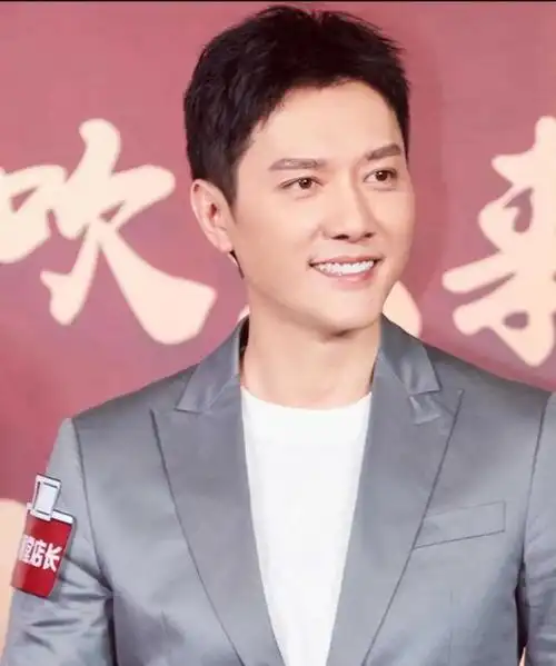 冯绍峰公开表白,亲密照片曝光引热议,网友:恭喜找到最值得爱的