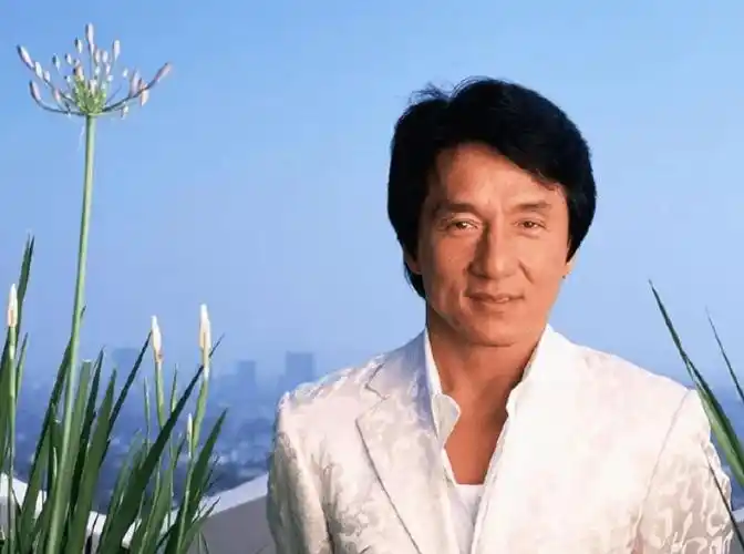 原创成龙庆70大寿现场公开邀女网红一家吃饭亲密合影女方身份曝光