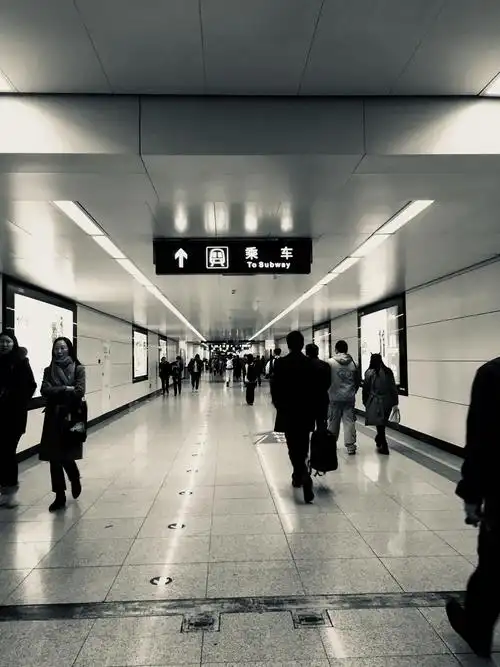 下班时间——匆匆回家乘车的行人