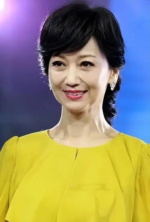 69岁赵雅芝现身穿高领打底衫防晒配小黄裤像精灵 网友却不看好她