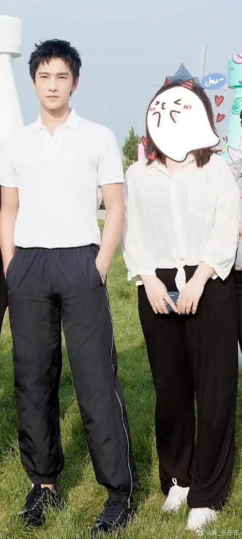 网友分享与杨洋合照 双手插兜的运动风酷拽男神