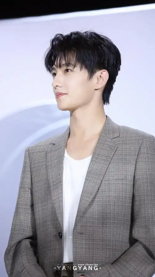 杨洋线下活动人气##杨洋金扣西装#杨洋超话@杨洋这个状态,帅得惨绝