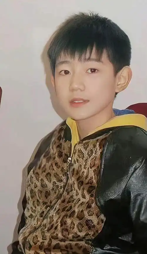 毕竟我们王源从小就是幼儿园园草,小学校草了,颜值一直在线