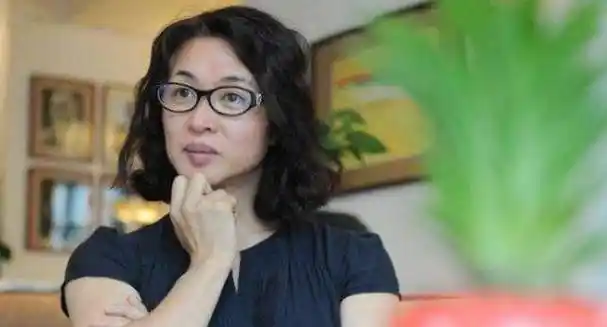 原创53岁金星身穿男装素面朝天看似重回男儿本色网友太洒脱汉斯男生