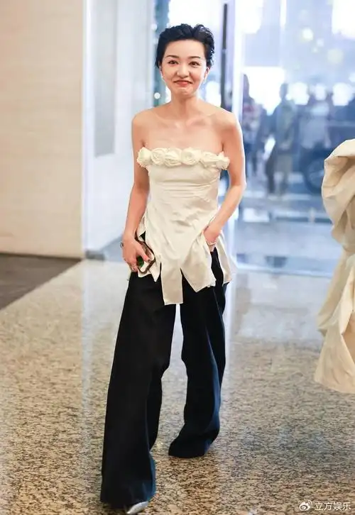 郭采洁穿立体玫瑰抹胸上衣 身材纤细锁骨吸睛|郭采洁|抹胸|锁骨_新浪