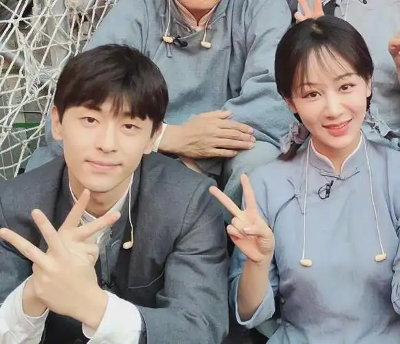 杨紫邓伦同框合照,二人对镜比耶超甜,我却在关注角落里的李现|杨洋