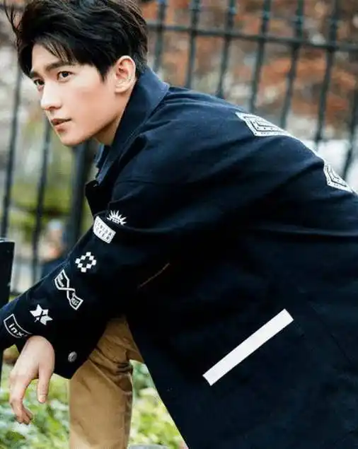 杨洋18岁旧照疯传,看到他青涩颜值那一刻,不愧是军艺校草