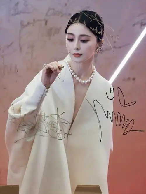 范冰冰久违亮相亚洲电影大奖红毯白色大礼服珍珠项链珠光宝气