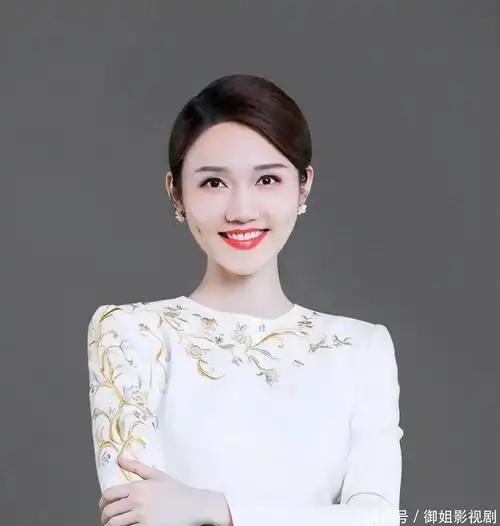 龙洋从湖南走出的央视著名主持人男友在雾中迷路了