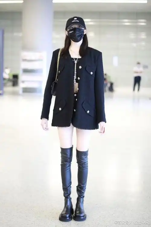 关晓彤穿过膝靴大秀漫画腿西装look又美又飒机场变秀场