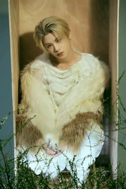 黄明昊金发随拍