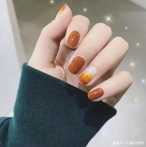 适合黄皮女生涂的5种美甲颜色,显手白还时髦,照着做就对了!