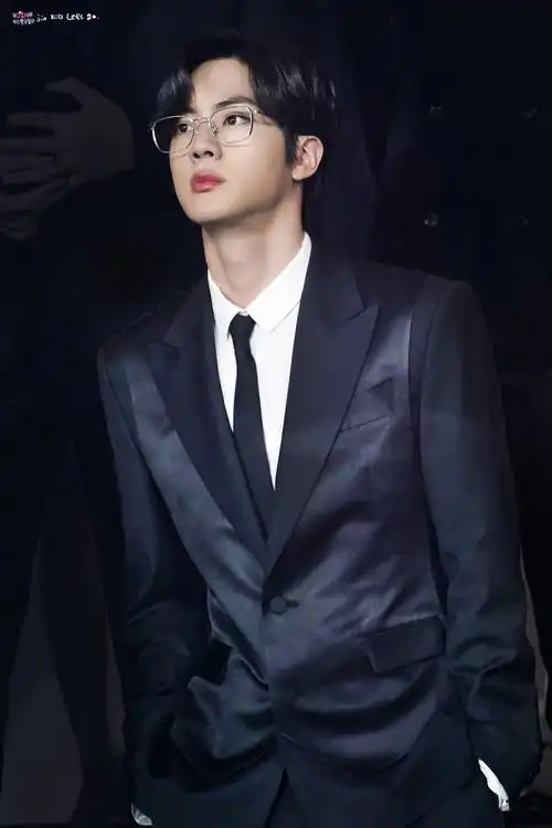 能发一些戴眼镜的帅哥(斯文败类)照片给我吗?真的好喜欢啊? - 知乎