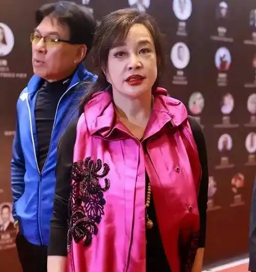 70岁的刘晓庆怕老狂p图,精修成少妇,生图反差太大更吓人_照片_自然