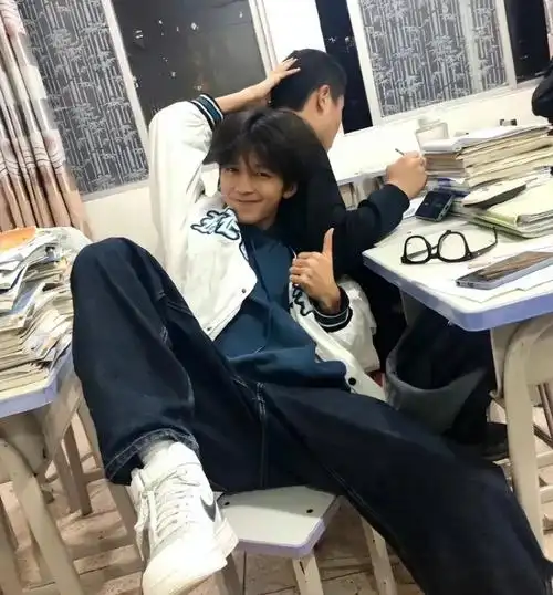 愿意等他长大四川一男高中生因外貌走红女大学生坐不住了