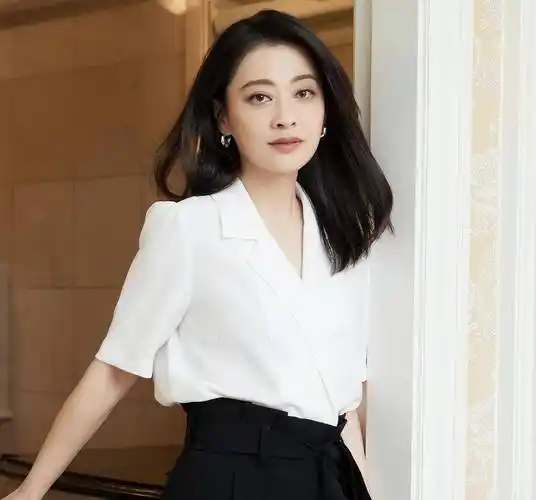 6748岁梅婷罕见秀恩爱,素颜朝天变化大,老公头发花白显沧桑_大姐