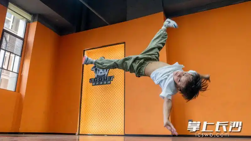 6岁街舞男孩跳出6块腹肌,背后故事很燃!