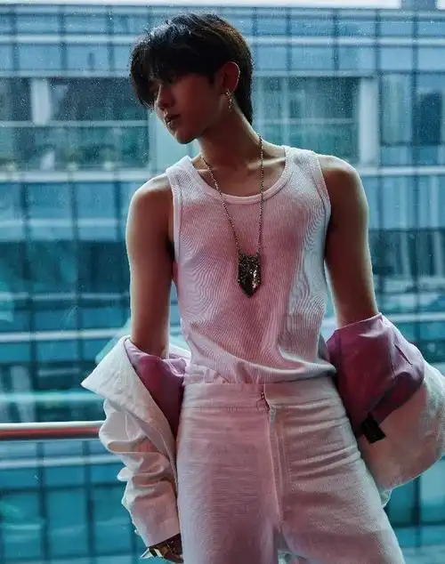 三大男团队长亮腹肌蔡徐坤和周震南少有人见李汶翰清晰可见