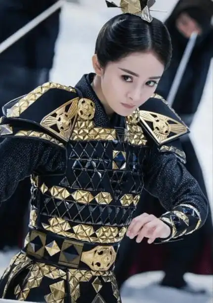 有种惊艳叫"扮将军",躲过唐嫣,避过杨幂,却败在迪丽热巴手上_军装